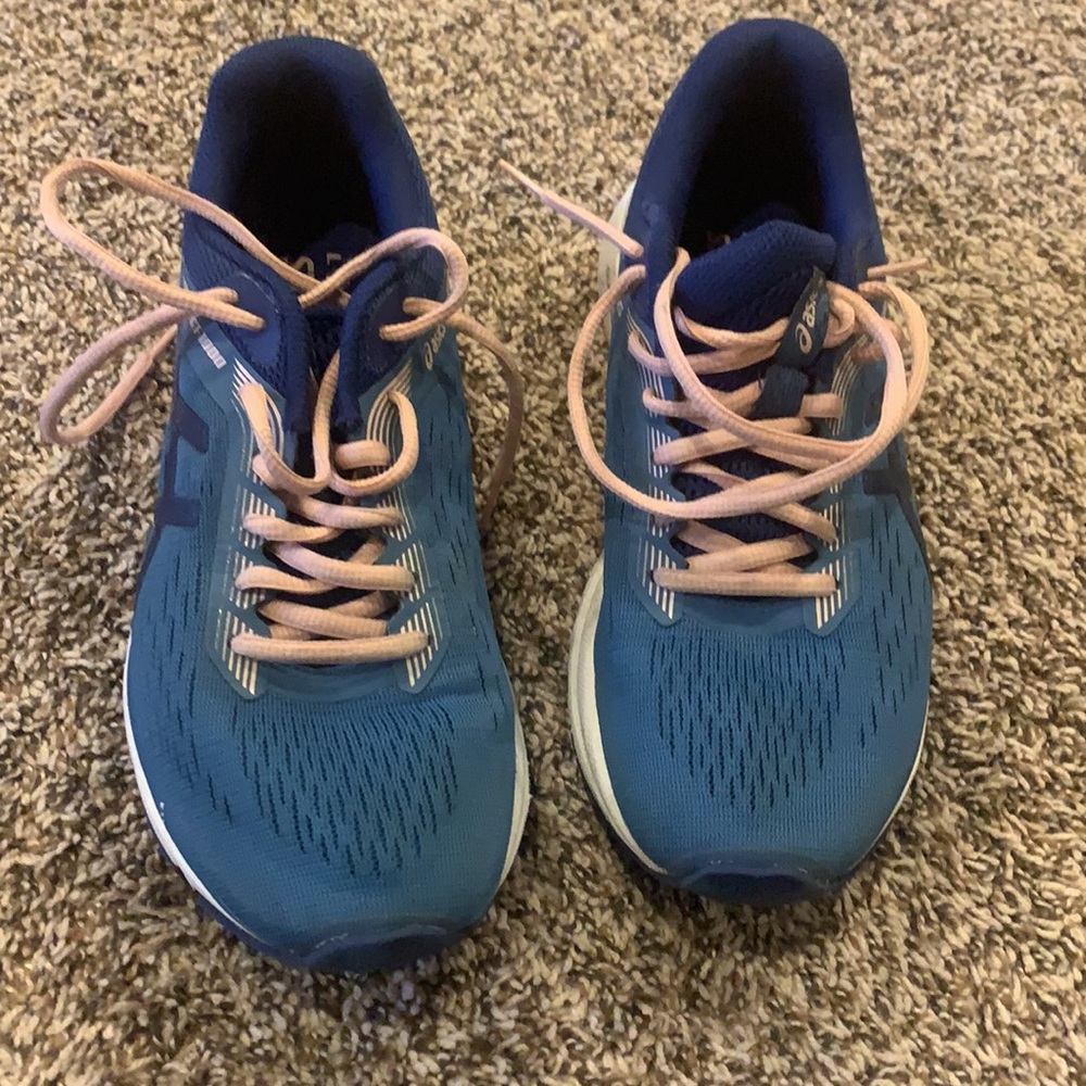 Women’s ASICS - Picture 2 of 6